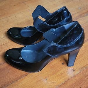 Ellen Tracy black patent leather heels